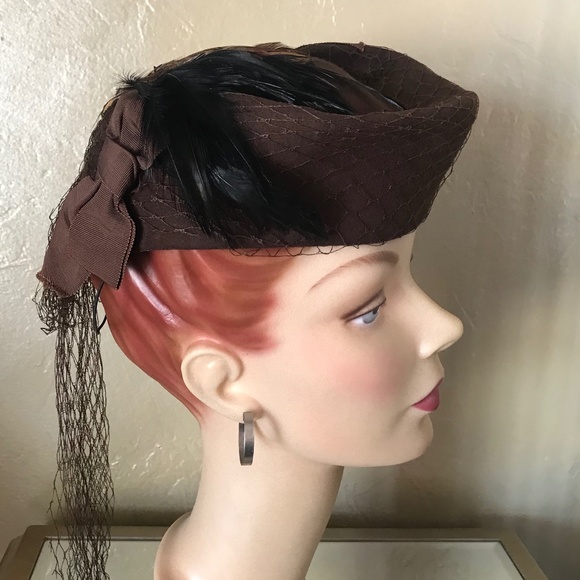 DELIGHTFUL 1940s' BROWN FELT HAT WITH GROSGRAIN BOWS, FEATHER SPRAY + VEIL